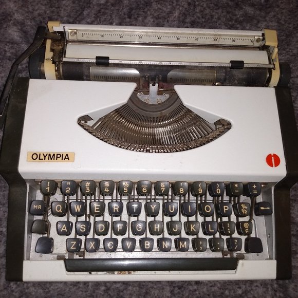 Olympia Traveller Deluxe Portable Manual Typewriter - Picture 1 of 1